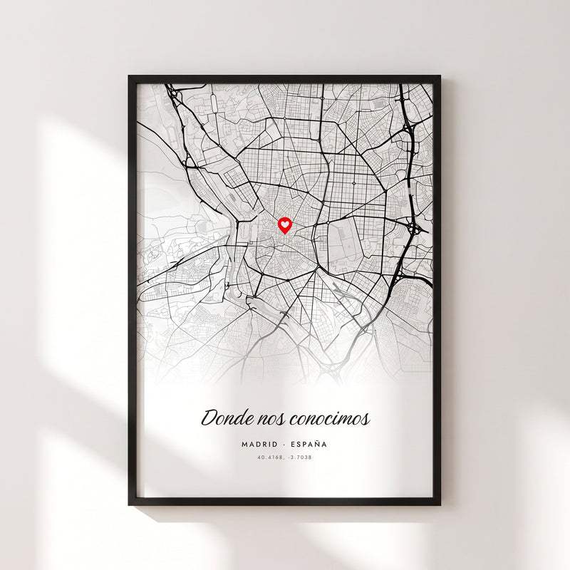 Cuadro Donde nos conocimos con el mapa de las calles de Madrid en blanco y negro y un corazón rojo marcando el lugar, con marco negro