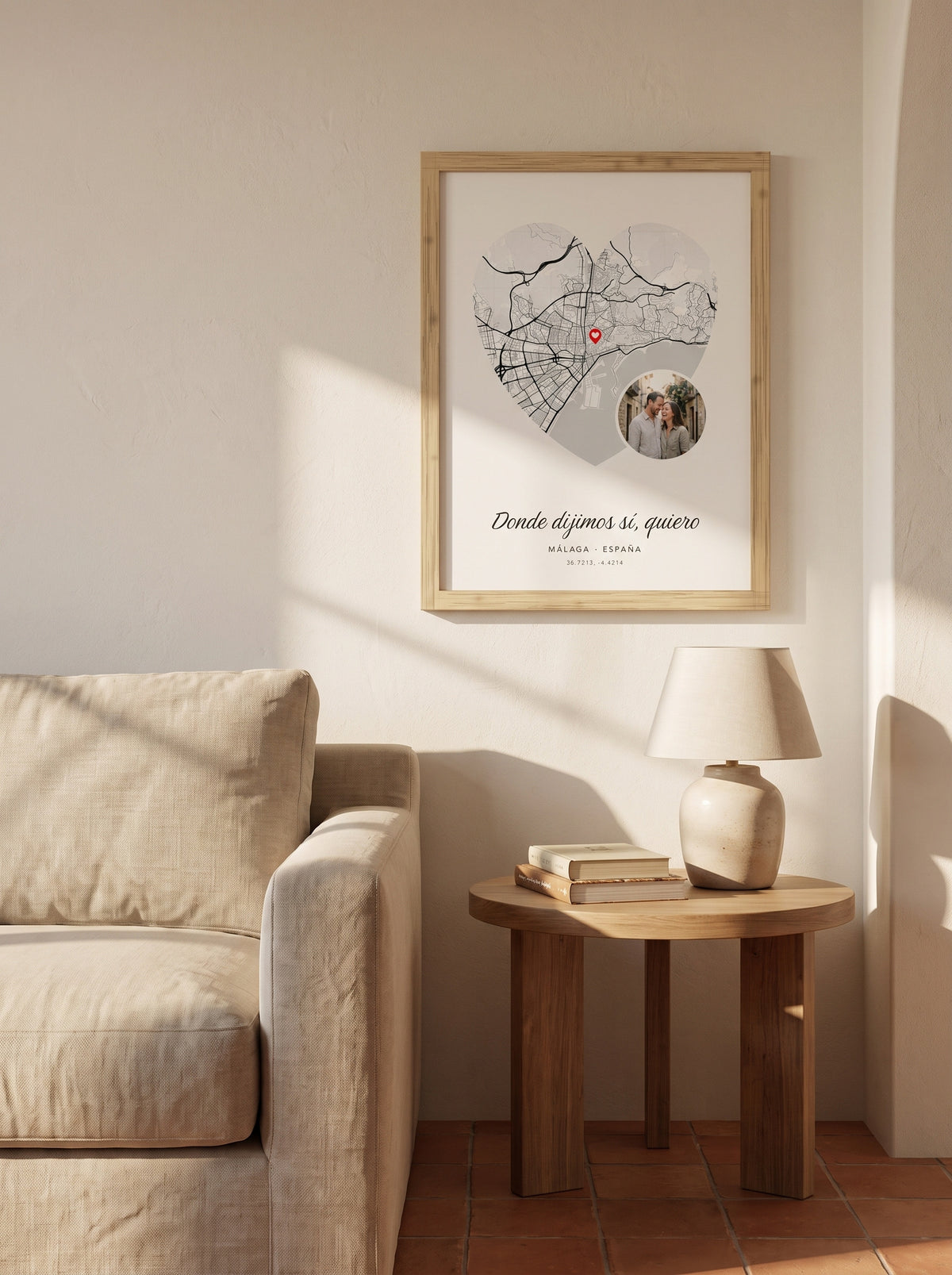 Cuadro con el mapa de Málaga en forma de corazón y la foto de la pareja, marco de madera, colgado en un salón