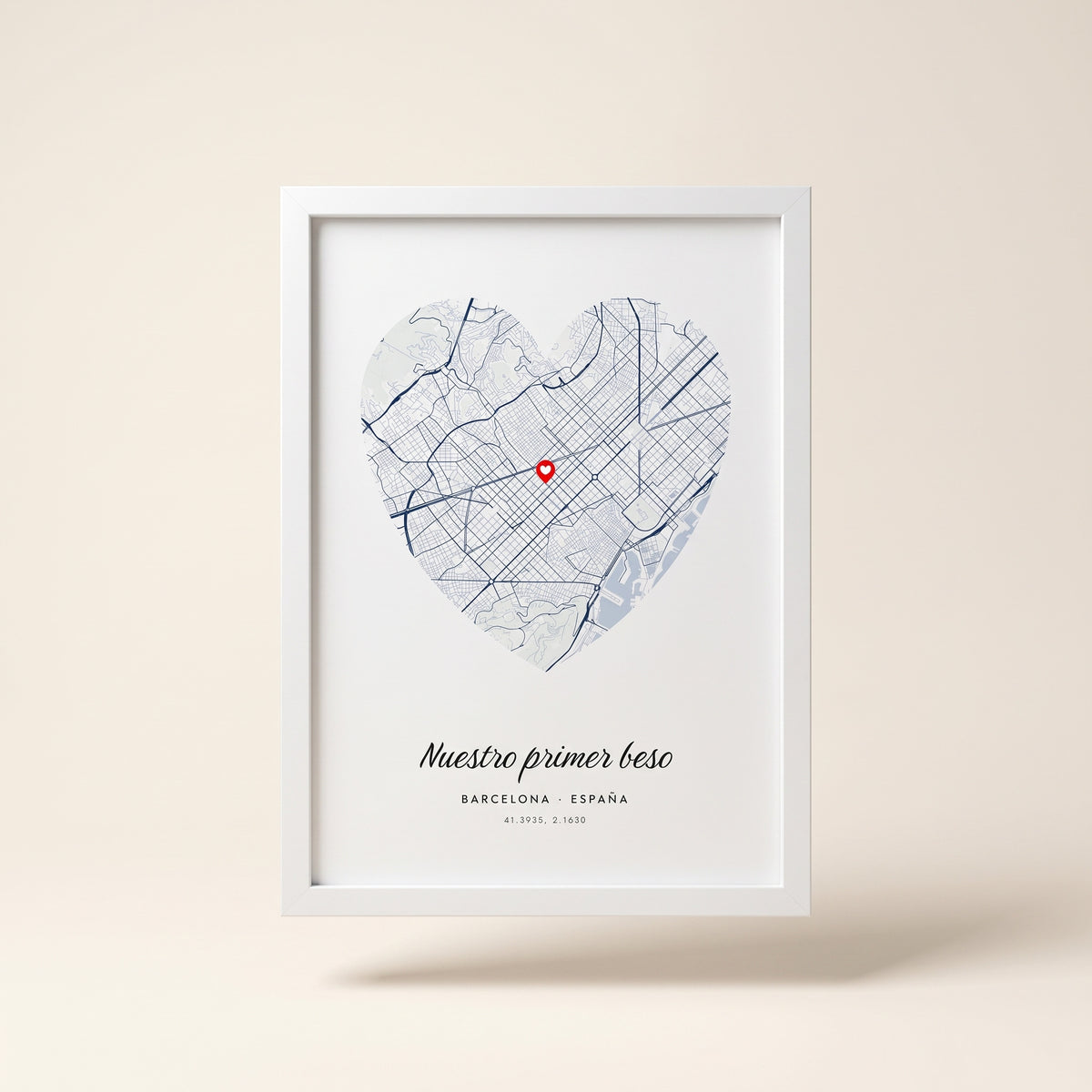 Cuadro con el mapa de Barcelona en forma de corazón y el título Nuestro primer beso, marco blanco