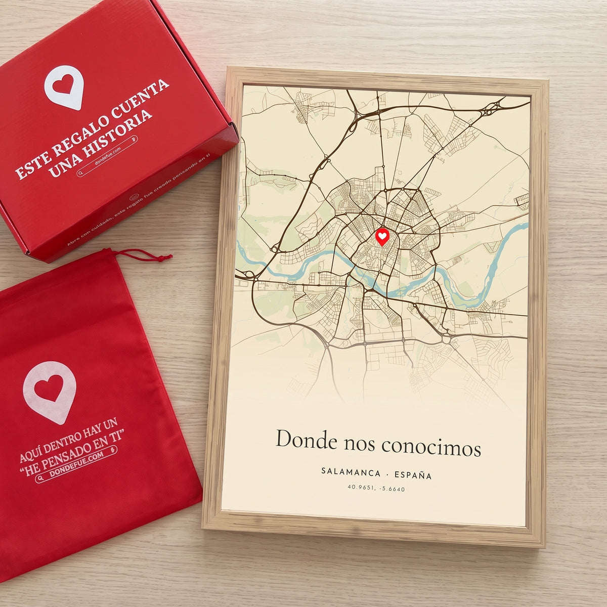 El cuadro con el mapa de Salamanca junto a la caja roja y la bolsa de tela roja en que se envía