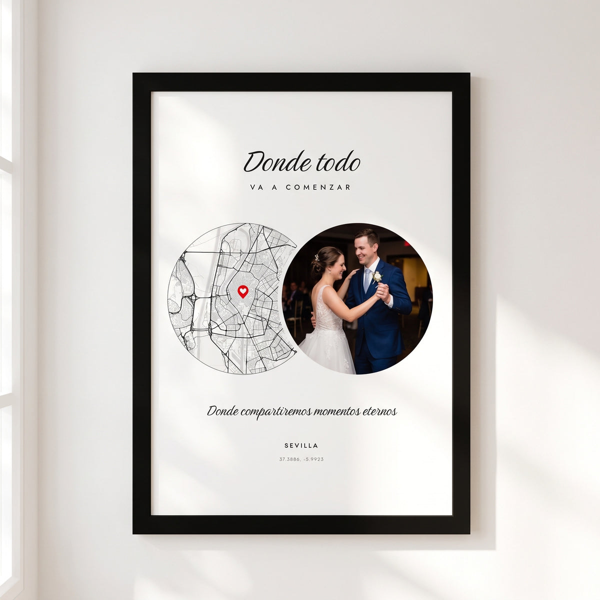 Cuadro Donde todo va a comenzar con el mapa de Sevilla y la foto de una pareja de novios bailando, en dos círculos que se tocan, con marco negro