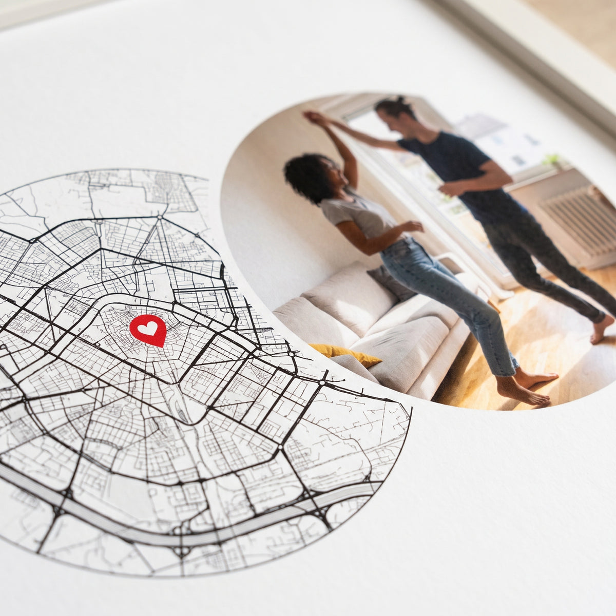 Detalle del mapa en blanco y negro con su pin rojo y la foto de la pareja, impresos en papel mate