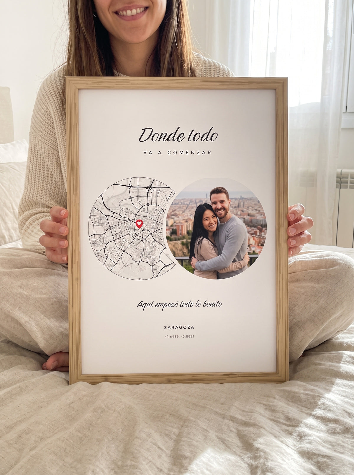 Cuadro Donde todo va a comenzar personalizado (Donde todo · VA A COMENZAR · Aquí empezó todo lo bonito · ZARAGOZA) sostenido entre las manos, con marco de madera