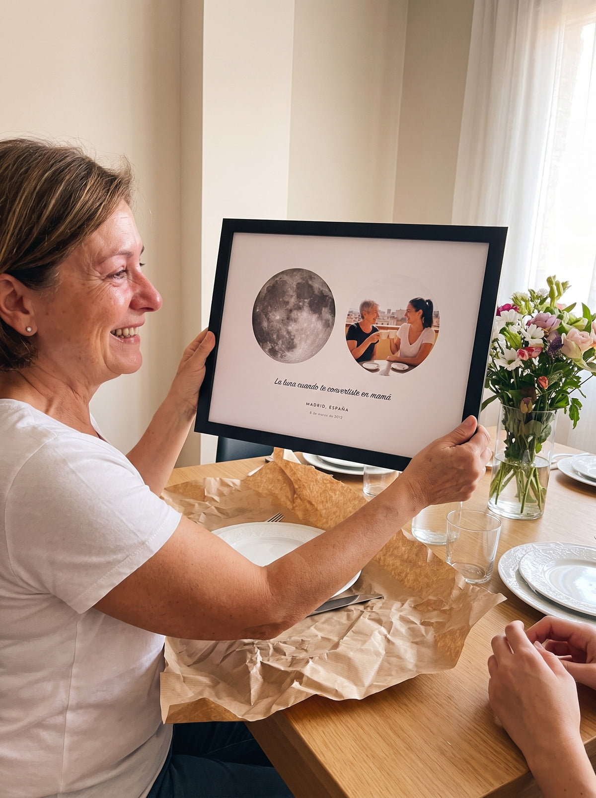Cuadro La luna del día que fuiste mamá personalizado (La luna cuando te convertiste en mamá · MADRID, ESPAÑA) al abrirlo como regalo, con marco negro