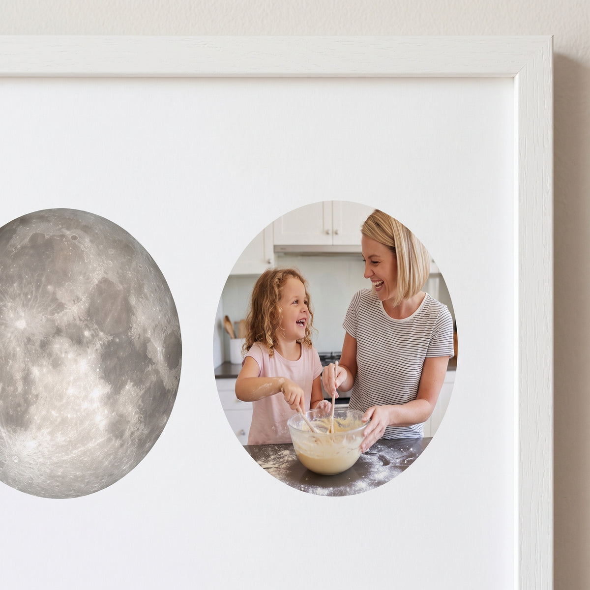 Detalle de la luna y la foto de la madre con su hija, impresas en papel mate