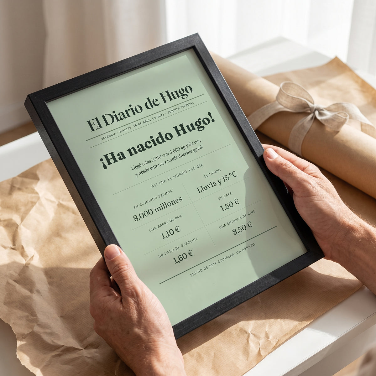 Cuadro «El día que naciste» con portada de periódico en las manos, listo para regalar