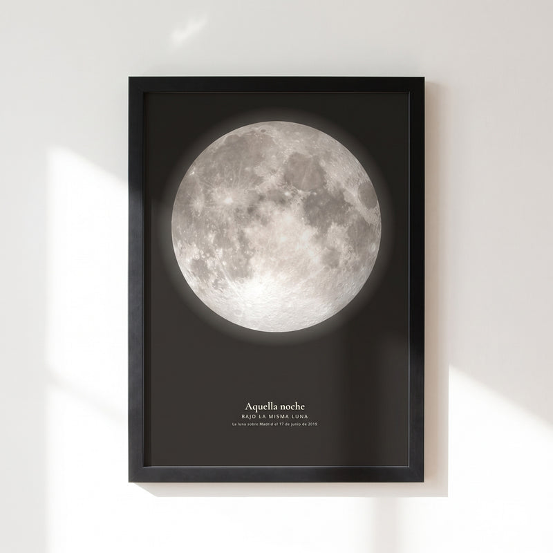 Cuadro fase lunar con la luna llena de la noche del 17 de junio de 2019 sobre Madrid en fondo negro, con Aquella noche, Bajo la misma luna y la fecha, con marco negro