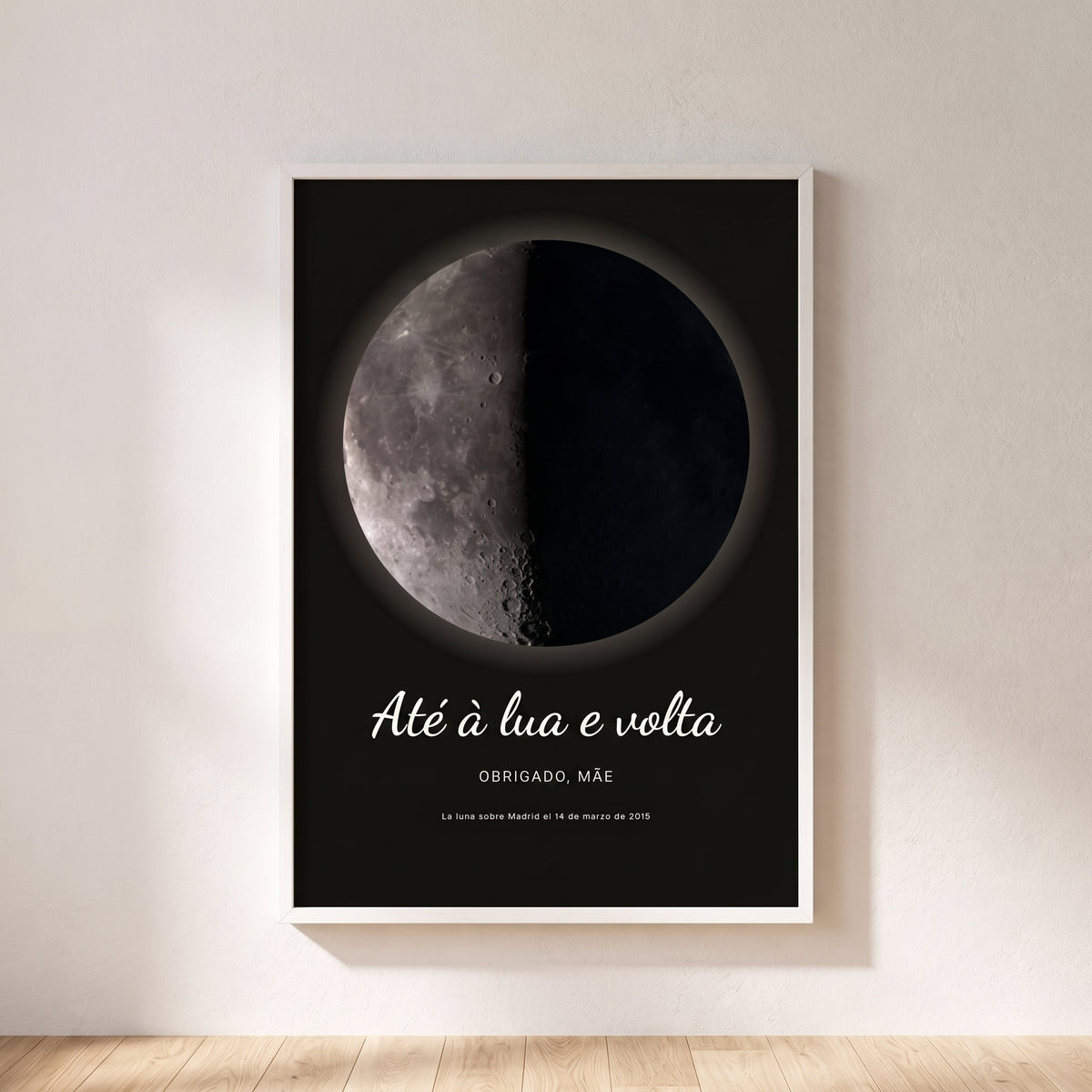 Cuadro fase lunar personalizado Día de la Madre con la luna del día en que fue madre, colgado en una pared clara