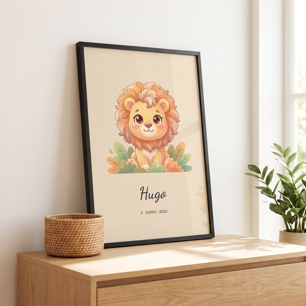 Cuadro personalizado con león, nombre y fecha de nacimiento en marco negro para la habitación infantil