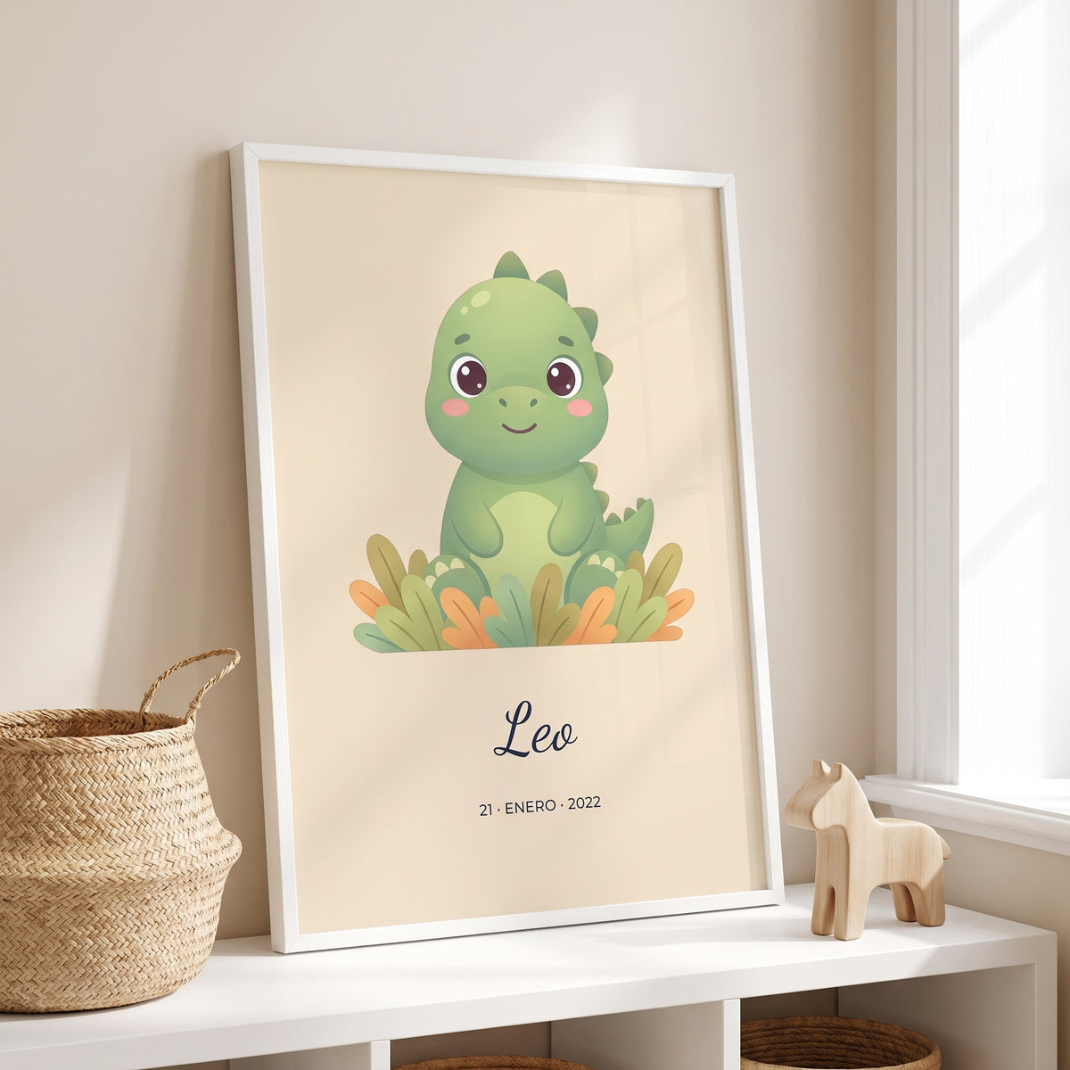 Cuadro infantil personalizado con animalito y nombre con dinosaurio y el nombre Leo, en la estantería de un dormitorio infantil