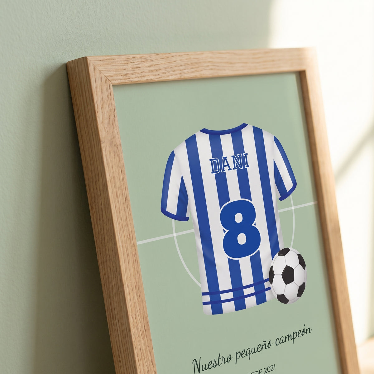 Cuadro infantil personalizado con camiseta de fútbol, detalle de cerca del dibujo y el nombre