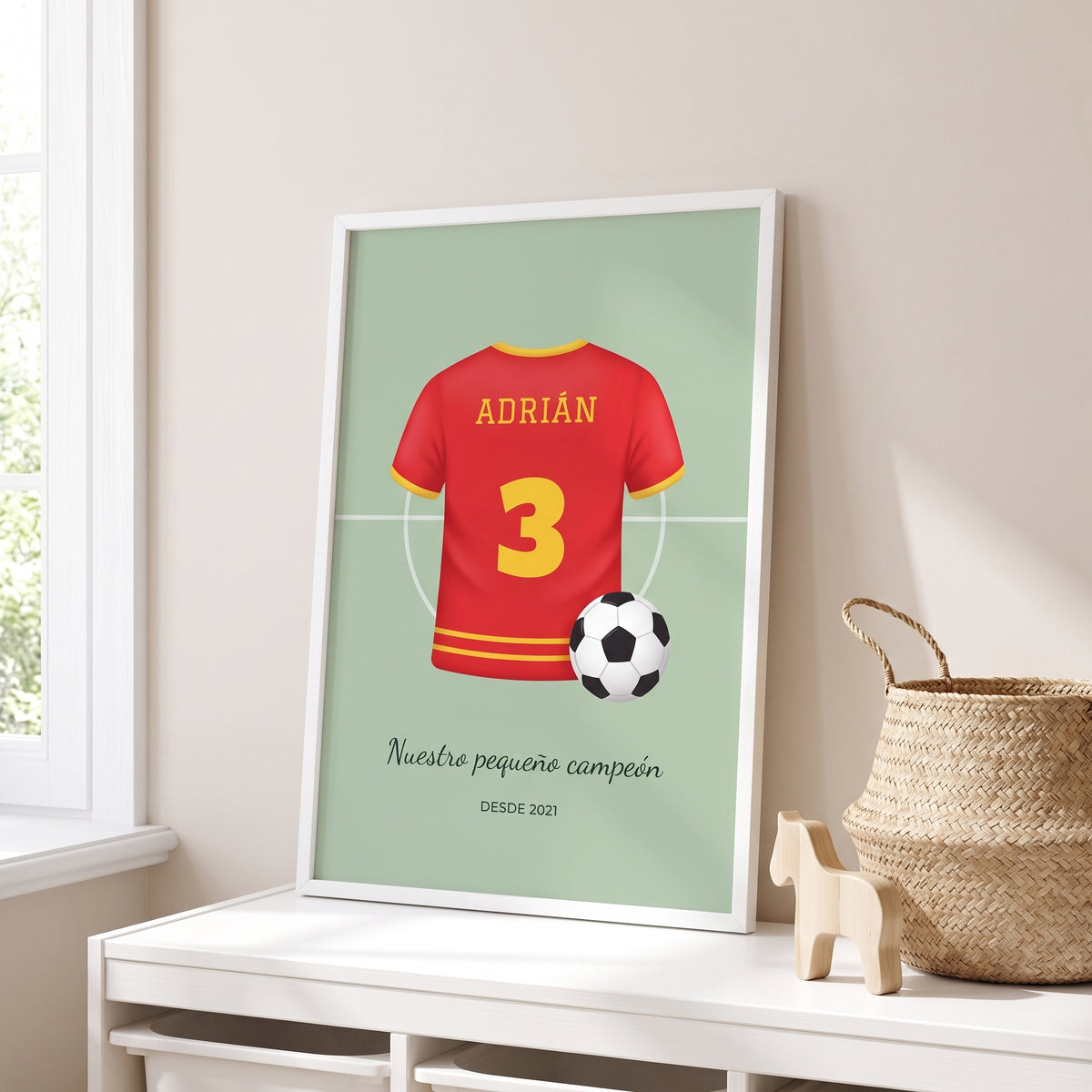 Cuadro infantil personalizado con camiseta de fútbol con camiseta roja con el nombre Adrián y el 3, en la estantería de un dormitorio infantil