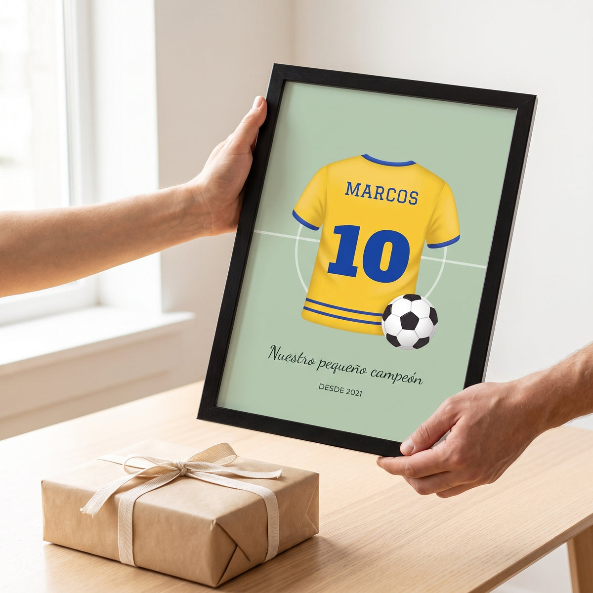 Cuadro infantil personalizado con camiseta de fútbol con camiseta amarilla con el nombre Marcos y el 10, en las manos para ver su tamaño, listo para regalar