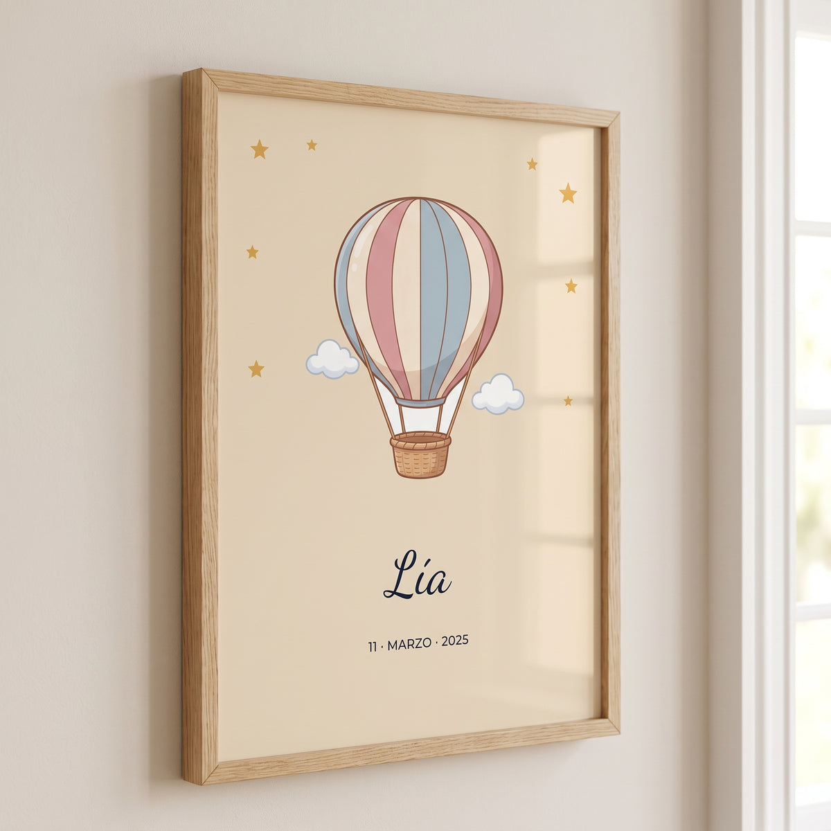 Cuadro infantil personalizado con nombre y dibujo del cielo, detalle de cerca del dibujo y el nombre