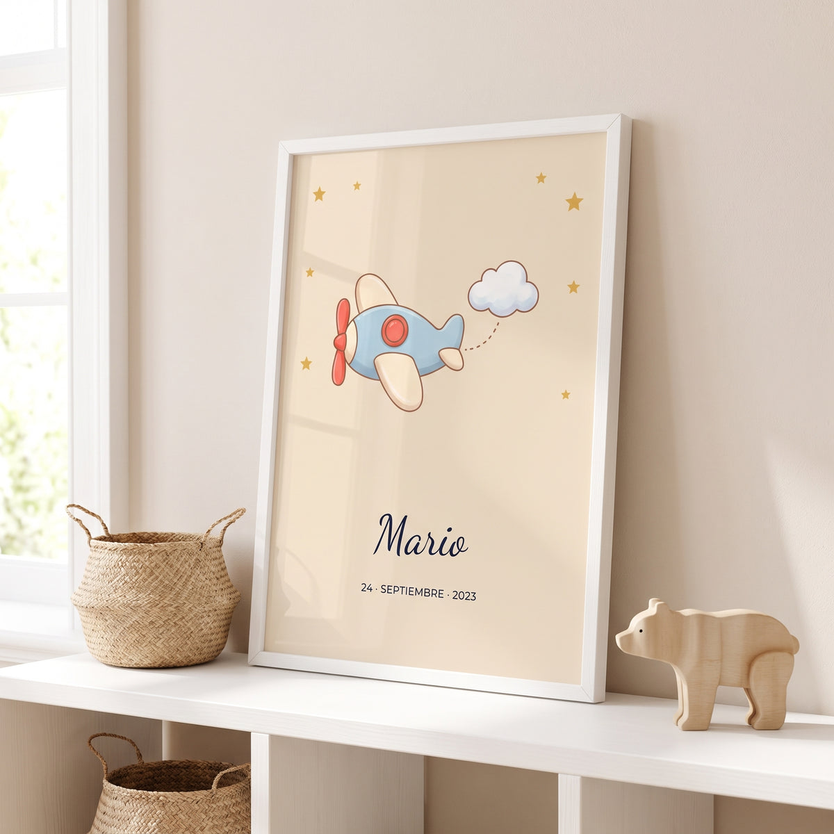 Cuadro infantil personalizado con nombre y dibujo del cielo con avioneta y el nombre Mario, en la estantería de un dormitorio infantil