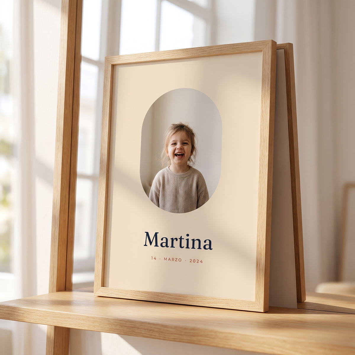 Detalle del cuadro con foto y nombre en marco de madera junto a la ventana