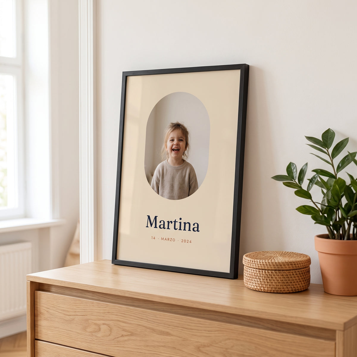 Cuadro infantil personalizado con foto y nombre Martina en marco negro