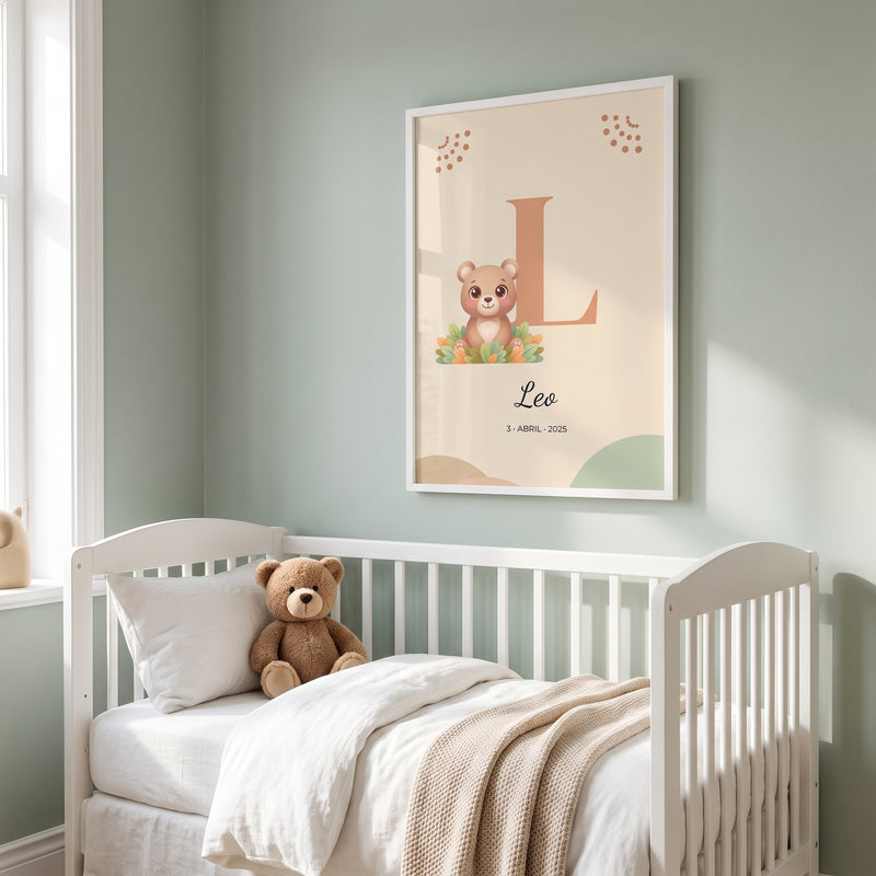 Cuadro infantil personalizado con inicial L, osito y nombre Leo en marco blanco sobre la cuna