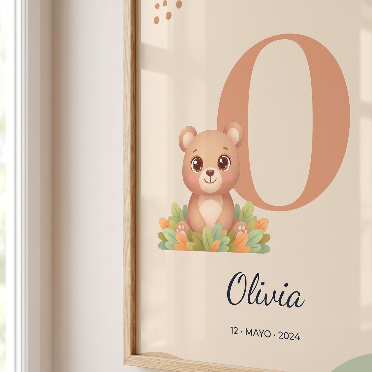 Cuadro infantil personalizado con inicial y nombre, detalle de cerca del dibujo y el nombre