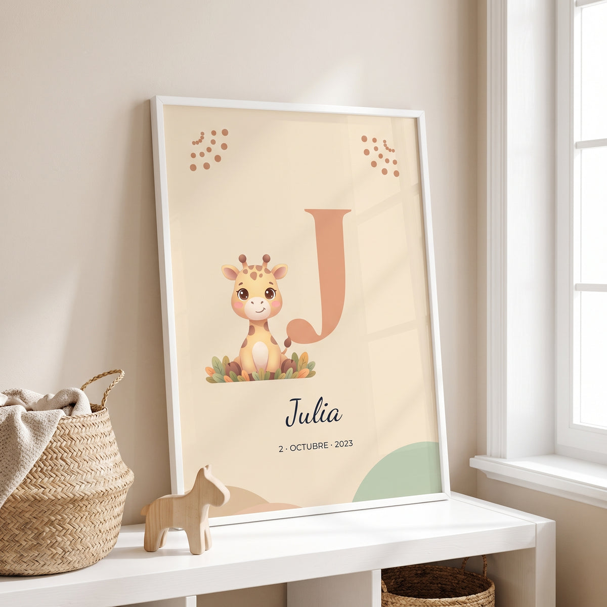 Cuadro infantil personalizado con inicial y nombre con la J, una jirafa y el nombre Julia, en la estantería de un dormitorio infantil