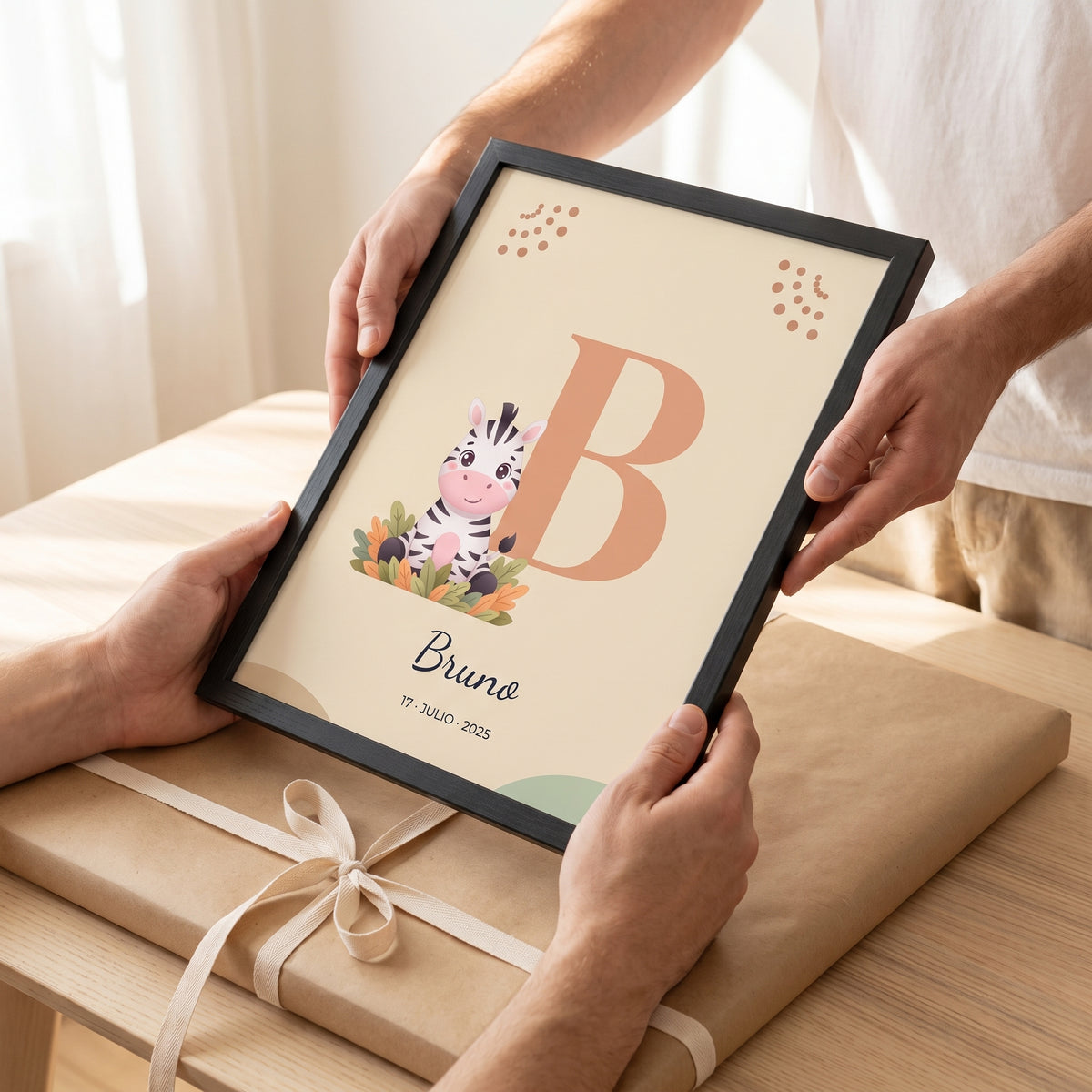 Cuadro infantil personalizado con inicial y nombre con la B, una cebra y el nombre Bruno, en las manos para ver su tamaño, listo para regalar