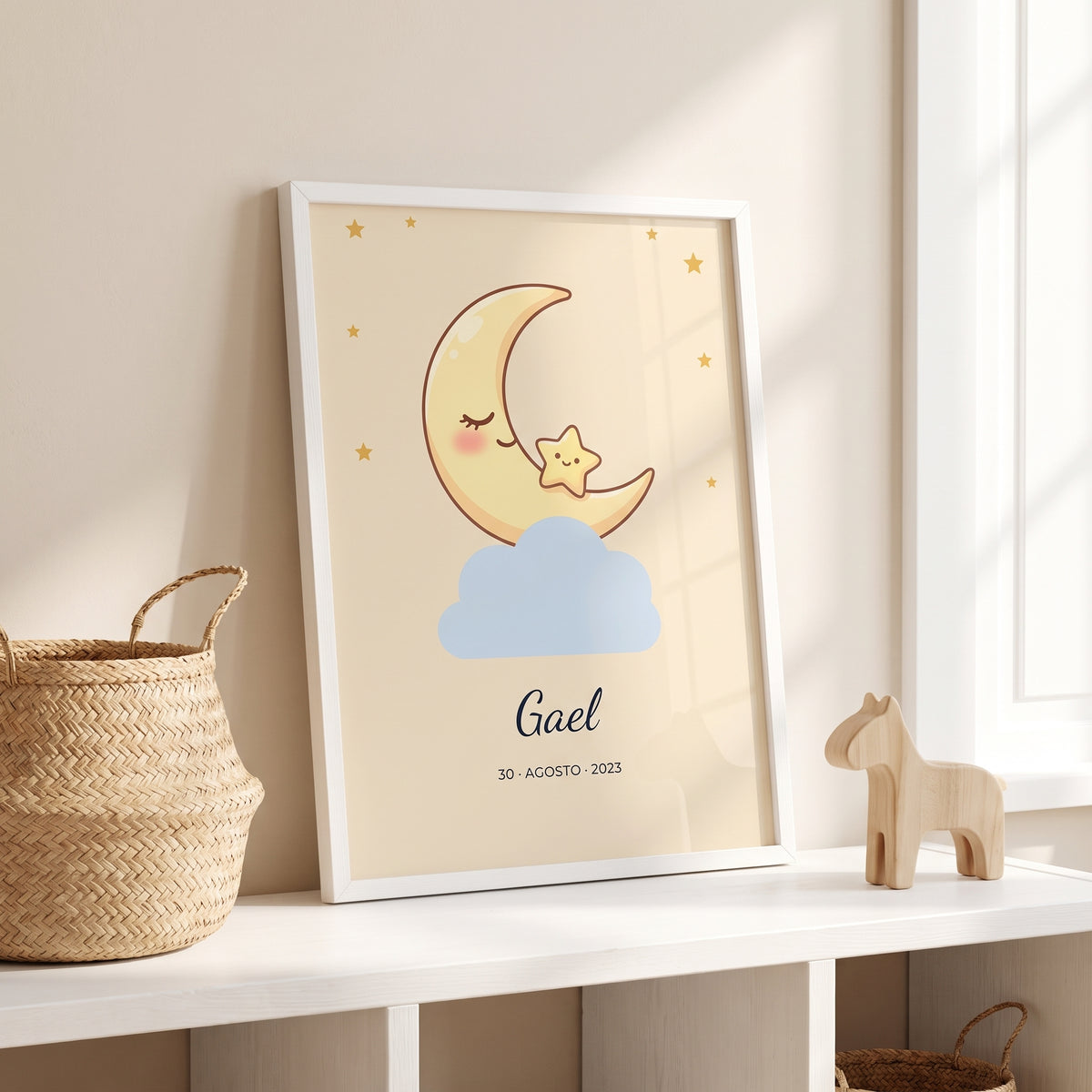 Cuadro infantil personalizado con luna y nombre con luna con estrella y el nombre Gael, en la estantería de un dormitorio infantil