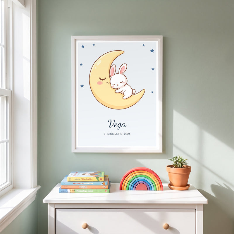 Cuadro infantil personalizado con luna dormida sobre una nube, nombre y fecha, marco blanco encima de la cuna