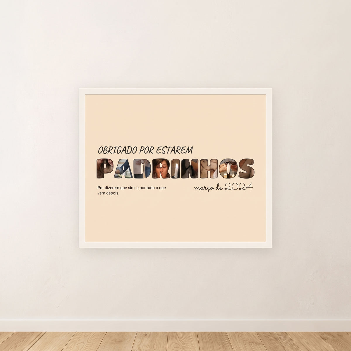 Cuadro letras con fotos personalizado de bautizo con una foto dentro de cada letra de PADRINOS, colgado en una pared clara