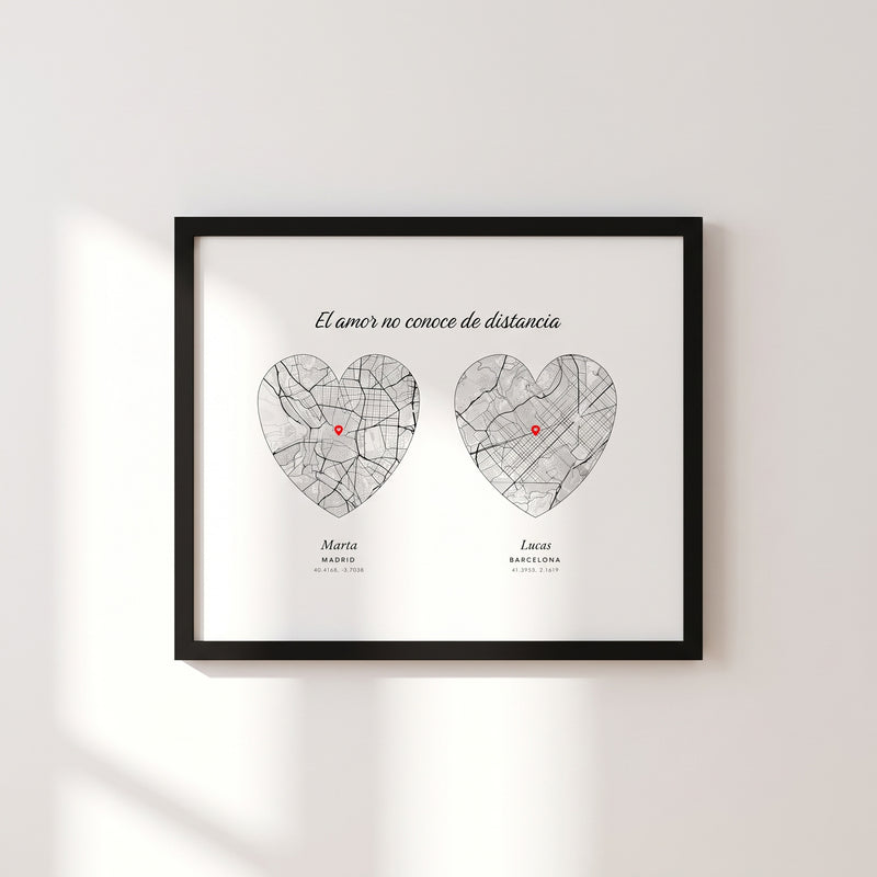 Cuadro de pareja a distancia apaisado con dos mapas en forma de corazón, Madrid y Barcelona, cada uno con su marcador, los dos nombres y las coordenadas, con marco negro