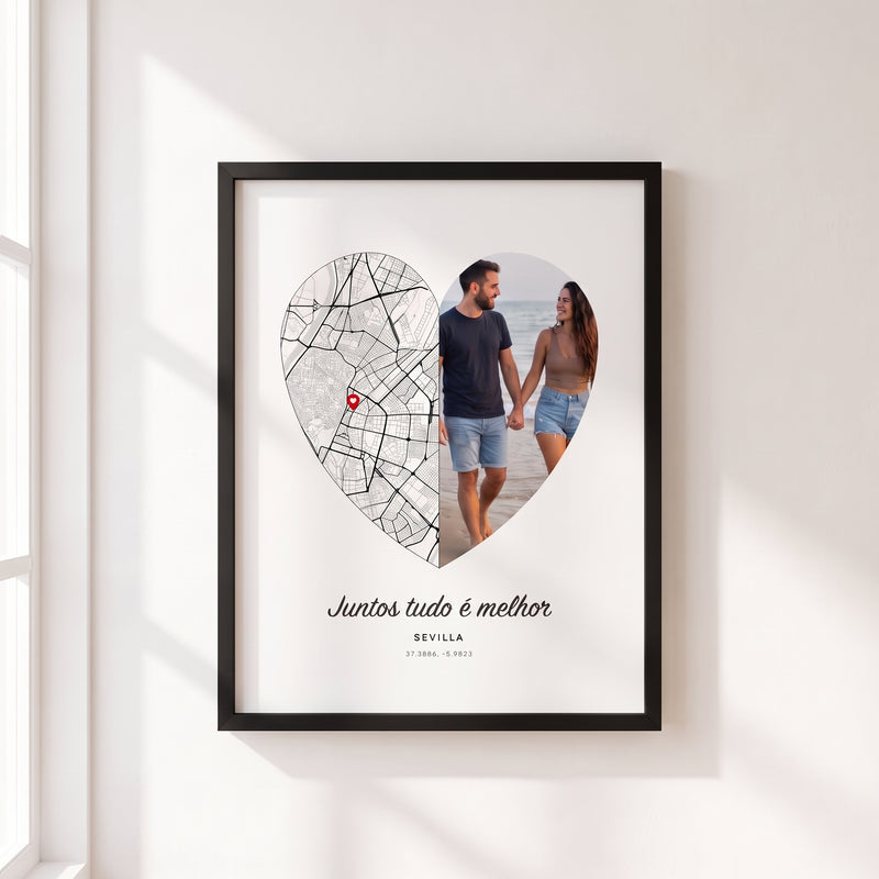 Cuadro lugar y foto con un corazón partido: media es el mapa de calles de Sevilla con su marcador y la otra media la foto de la pareja, con la frase y la ciudad, con marco negro