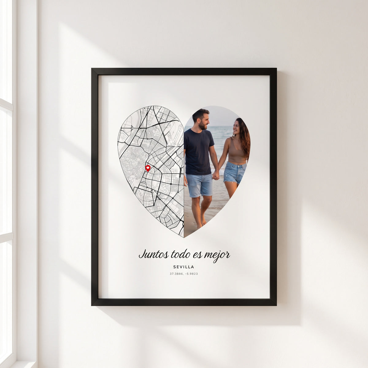 Cuadro lugar y foto con un corazón partido: media es el mapa de calles de Sevilla con su marcador y la otra media la foto de la pareja, con la frase y la ciudad, con marco negro