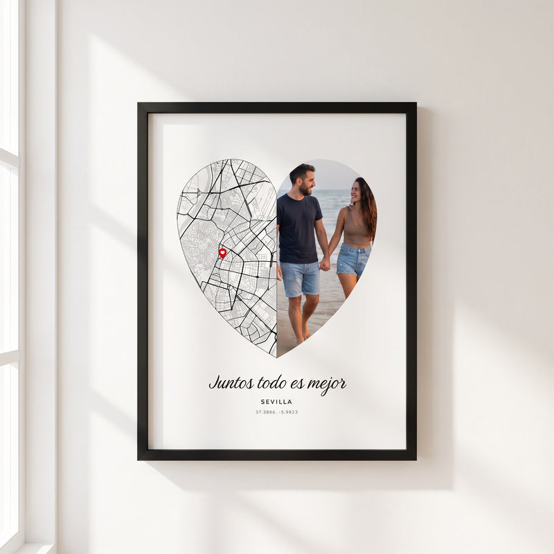 Cuadro lugar y foto con un corazón partido: media es el mapa de calles de Sevilla con su marcador y la otra media la foto de la pareja, con la frase y la ciudad, con marco negro