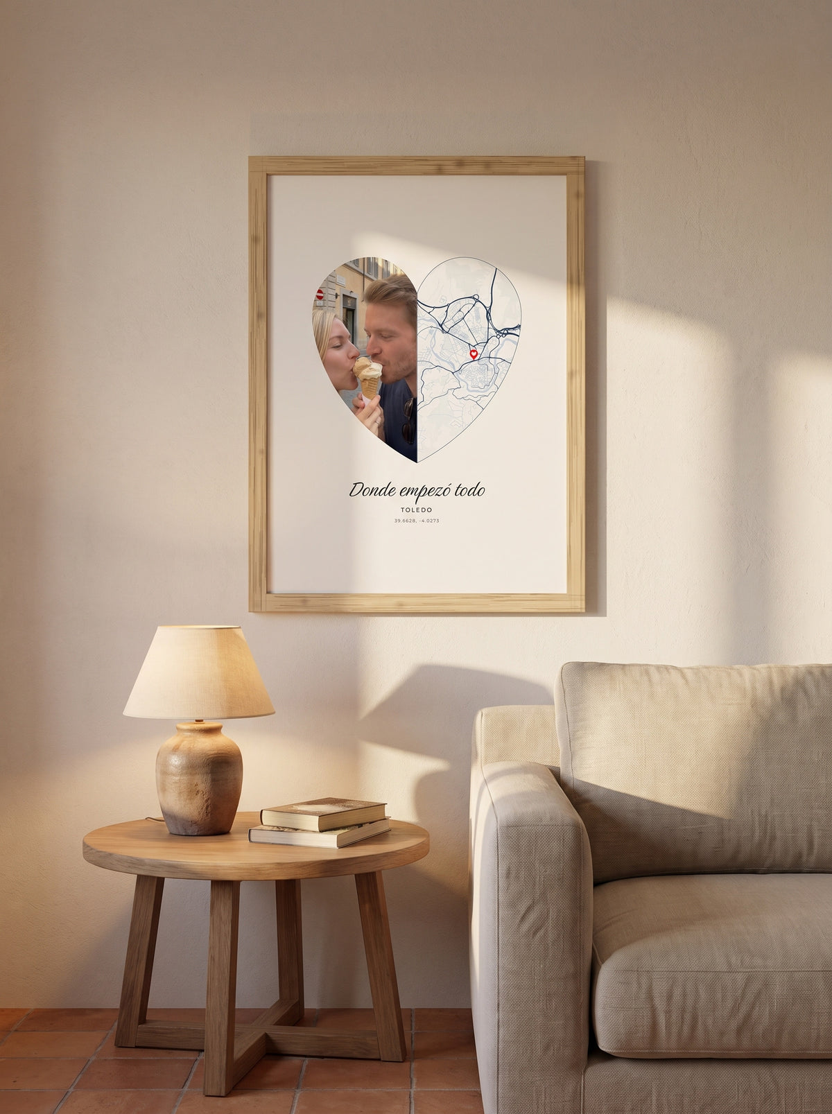 Cuadro lugar y foto en corazón personalizado (Donde empezó todo · TOLEDO) colgado en un salón, con marco de madera