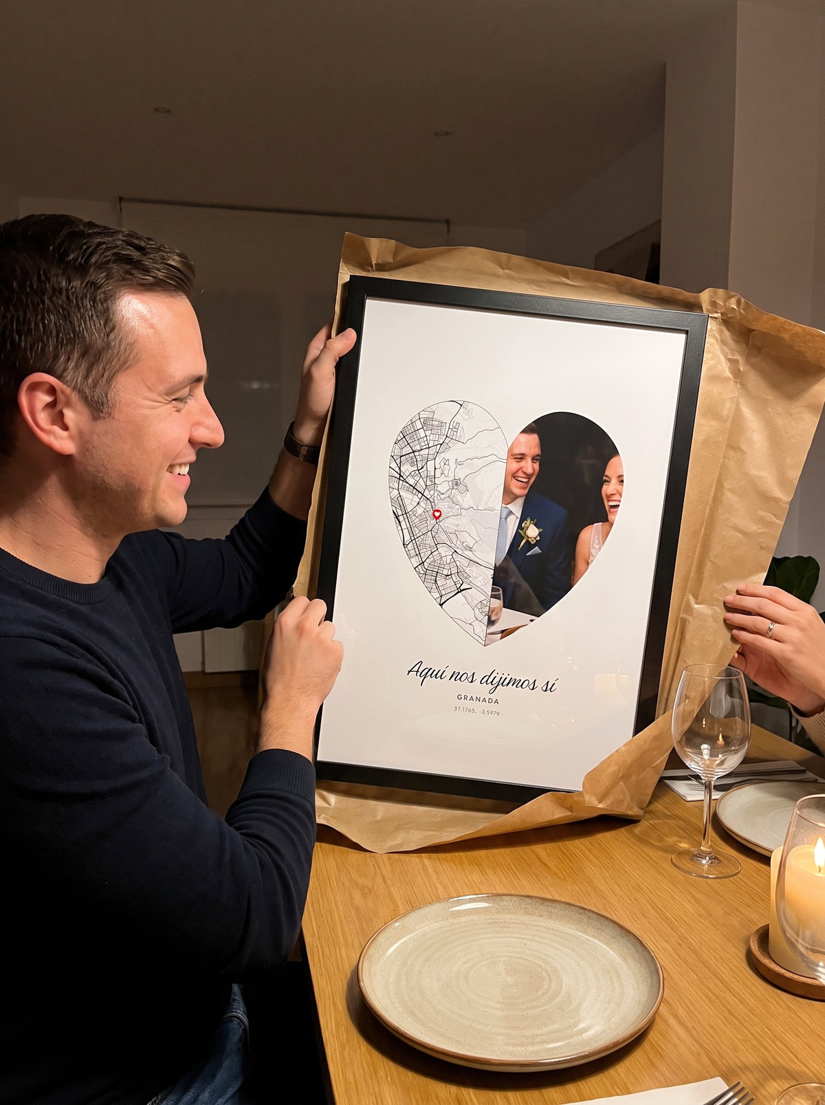 Cuadro lugar y foto en corazón personalizado (Aquí nos dijimos sí · GRANADA) al abrirlo como regalo, con marco negro