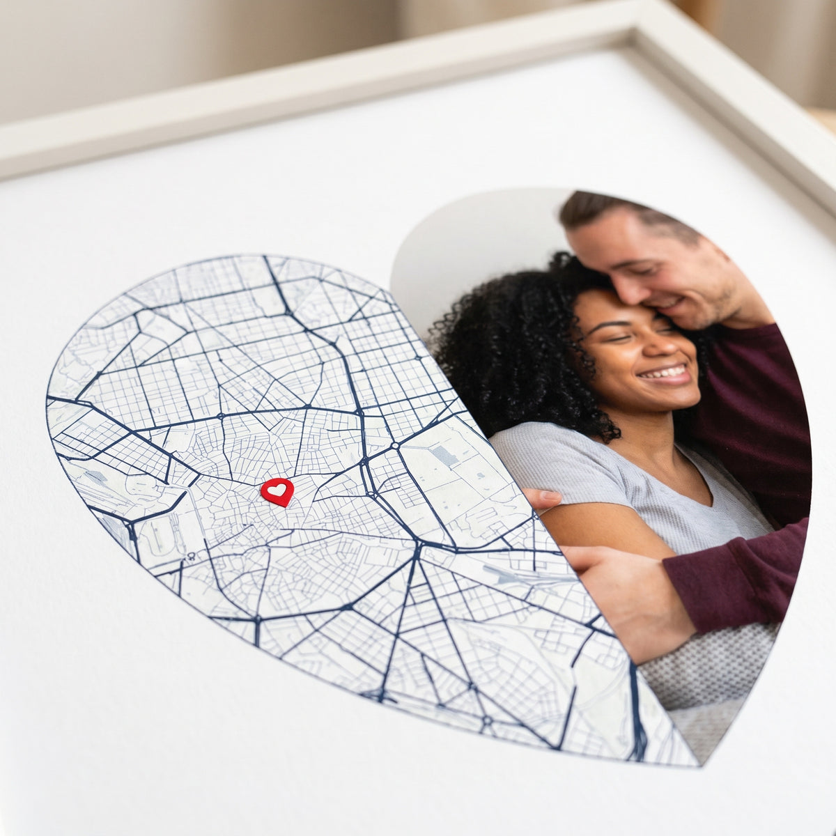 Detalle del corazón donde se juntan el mapa de calles y la foto de la pareja