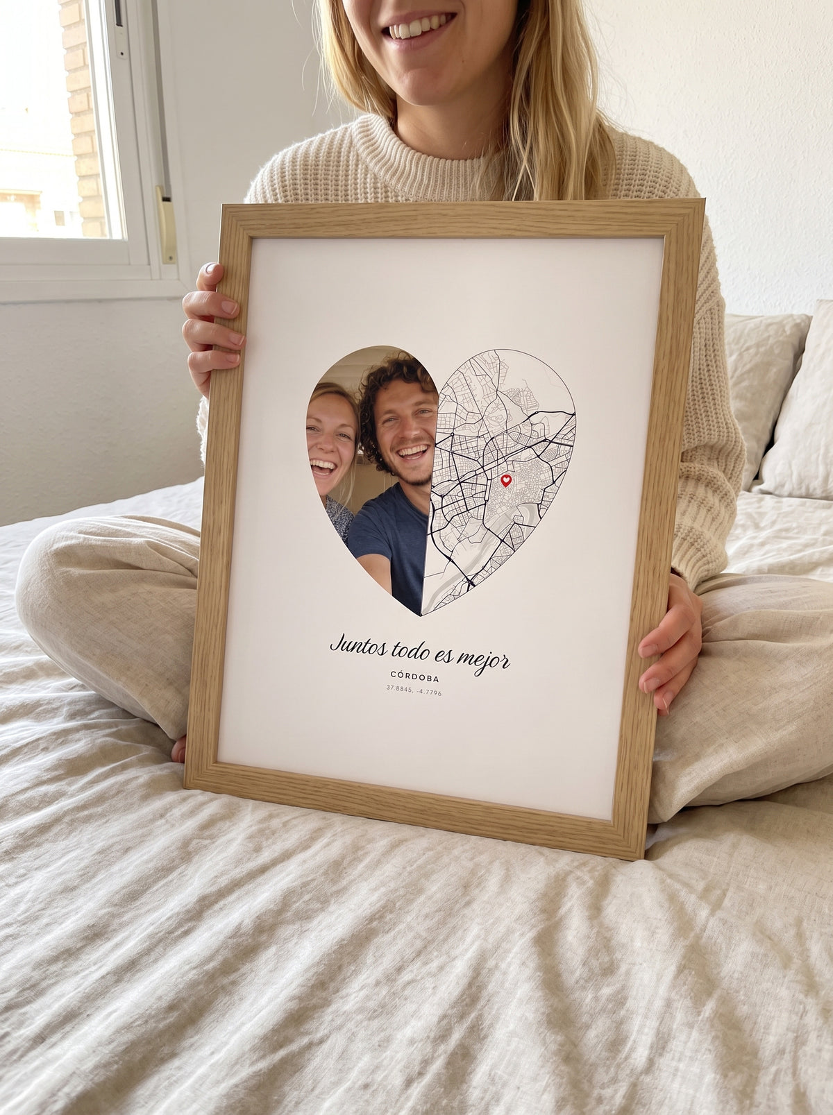 Cuadro lugar y foto en corazón personalizado (Juntos todo es mejor · CÓRDOBA) sostenido entre las manos, con marco de madera