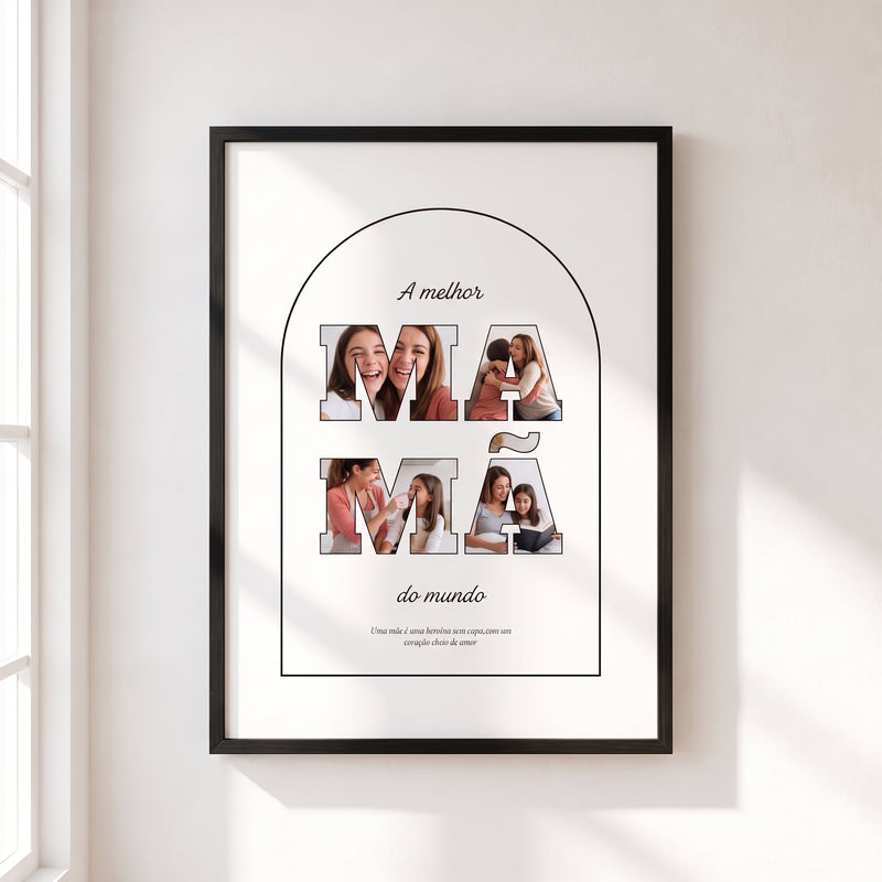 Cuadro MAMÁ con las letras MA y MÁ rellenas de fotos de una madre y sus hijos, dentro de un arco, con La mejor mamá del mundo y una dedicatoria, con marco negro