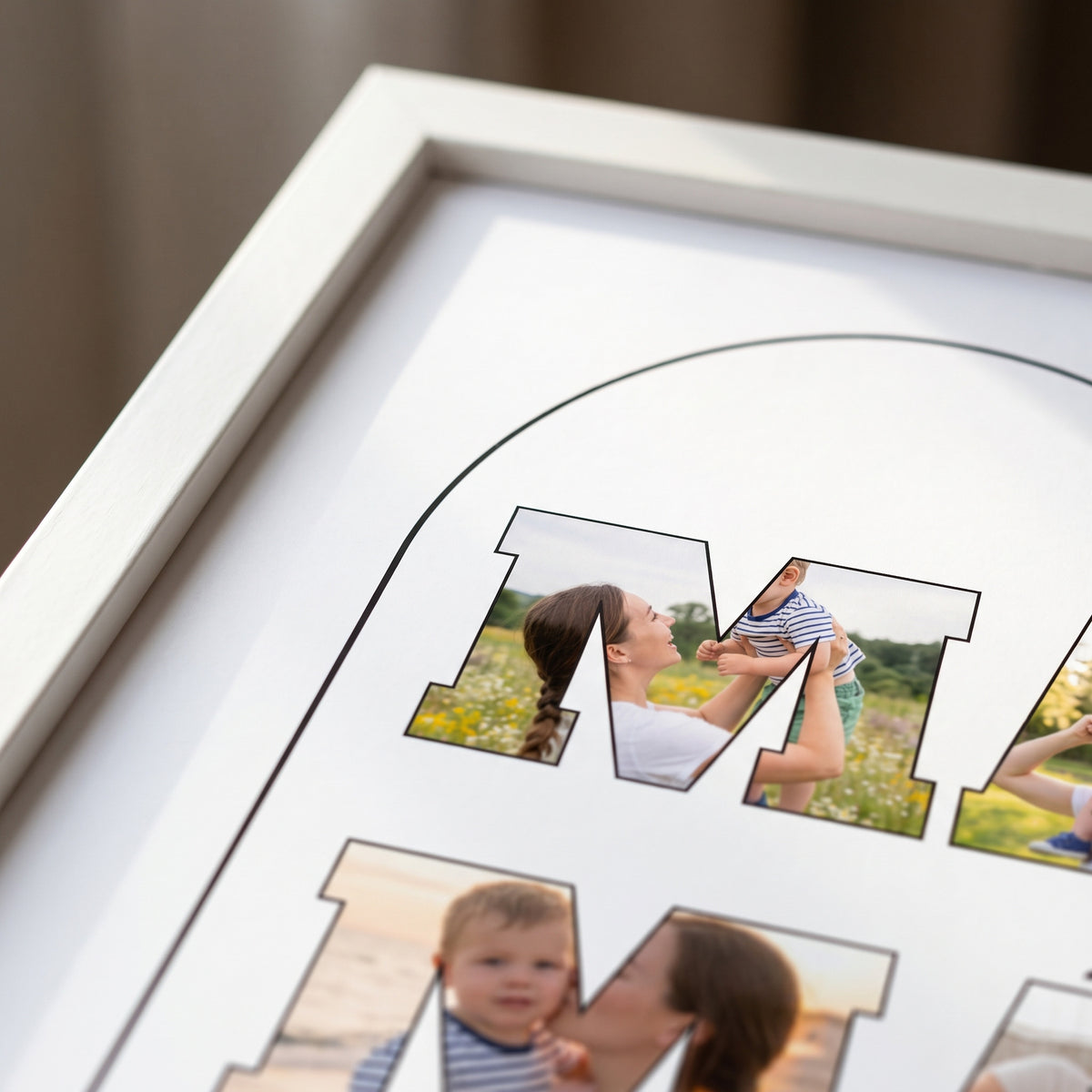 Detalle de las letras MAMÁ rellenas de fotos, impresas en papel mate