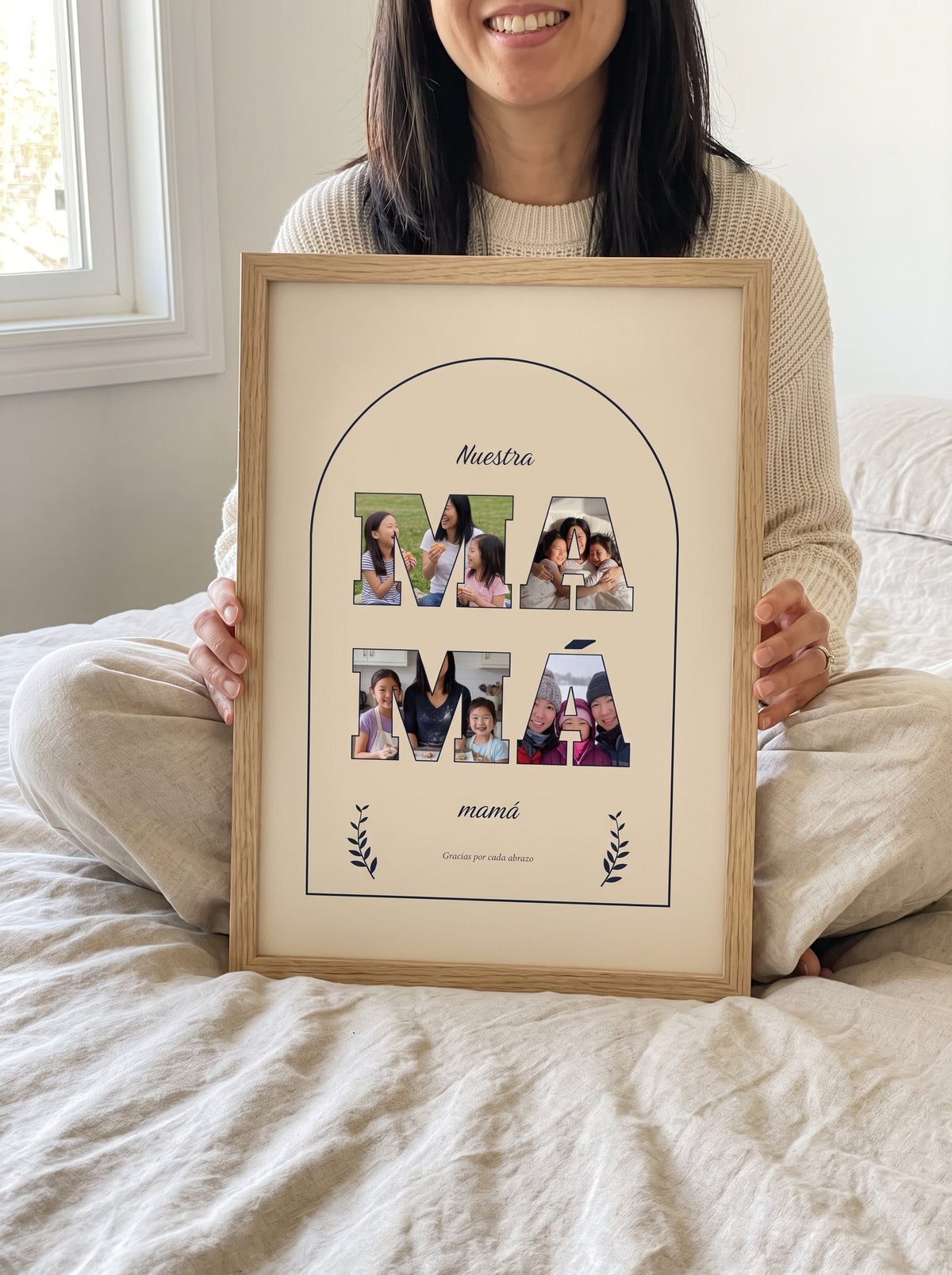 Cuadro MAMÁ personalizado (Nuestra · mamá · Gracias por cada abrazo) sostenido entre las manos, con marco de madera
