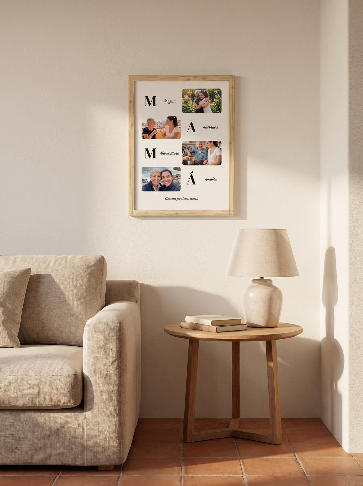Cuadro Mamá con adjetivos personalizado (Mágica · Auténtica · Maravillosa · Amable · Gracias por todo, mamá) colgado en un salón, con marco de madera