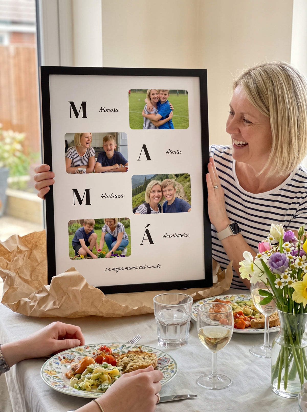Cuadro Mamá con adjetivos personalizado (Mimosa · Atenta · Madraza · Aventurera · La mejor mamá del mundo) al abrirlo como regalo, con marco negro