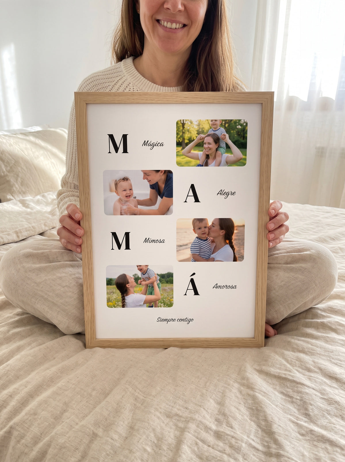 Cuadro Mamá con adjetivos personalizado (Mágica · Alegre · Mimosa · Amorosa · Siempre contigo) sostenido entre las manos, con marco de madera