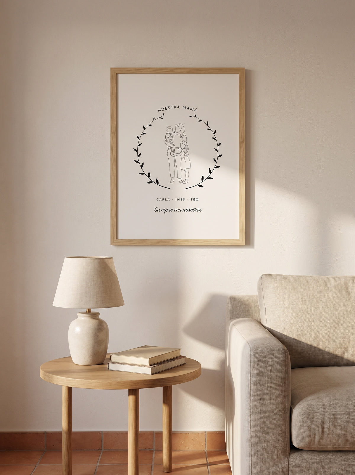 Cuadro mamá de arte lineal personalizado (NUESTRA MAMÁ · CARLA · INÉS · TEO · Siempre con nosotros) colgado en un salón, con marco de madera