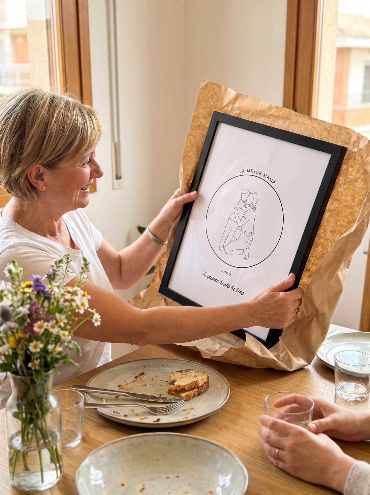 Cuadro mamá de arte lineal personalizado (LA MEJOR MAMÁ · HUGO · Te quiero hasta la luna) al abrirlo como regalo, con marco negro