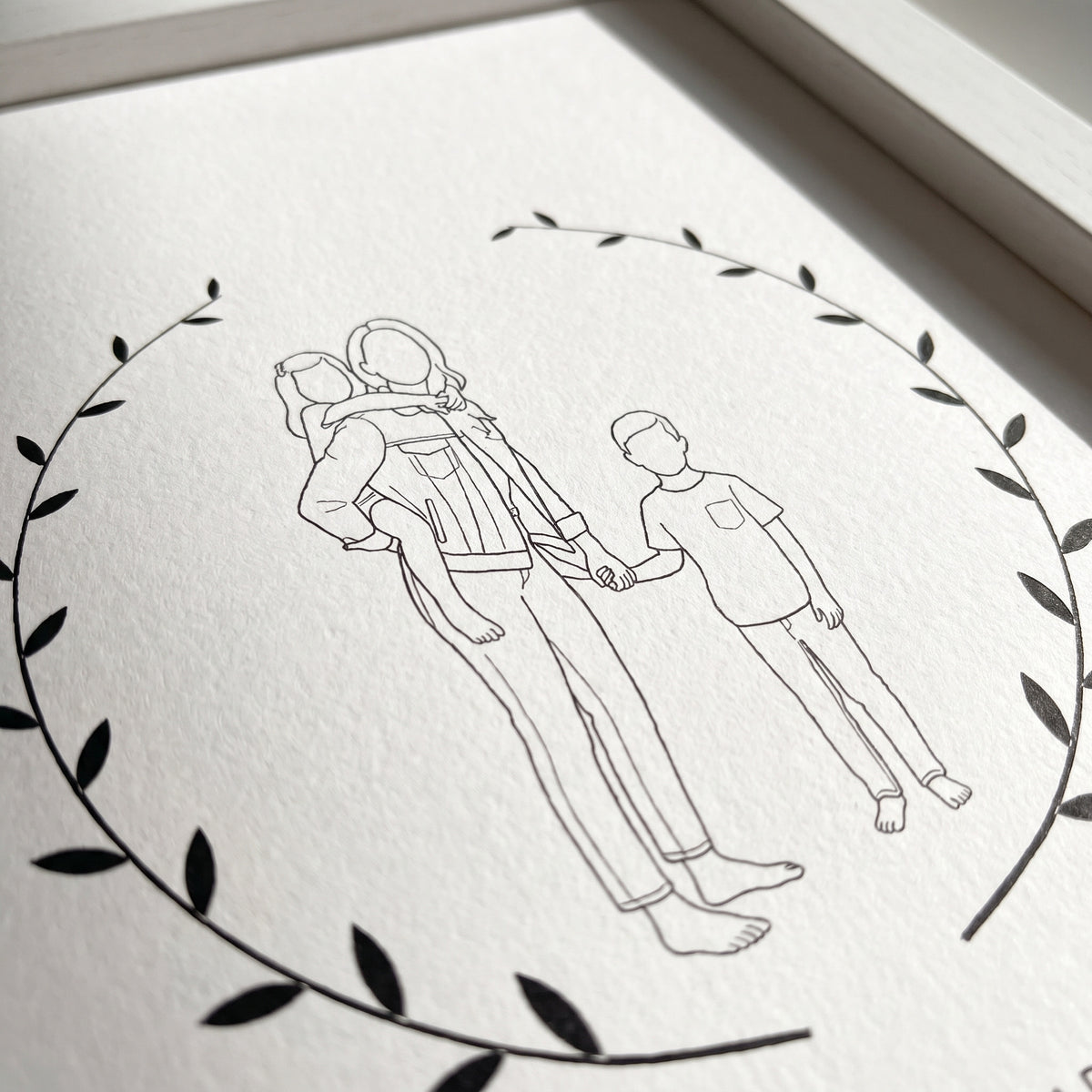 Detalle del trazo fino del dibujo lineal dentro del círculo, en papel mate