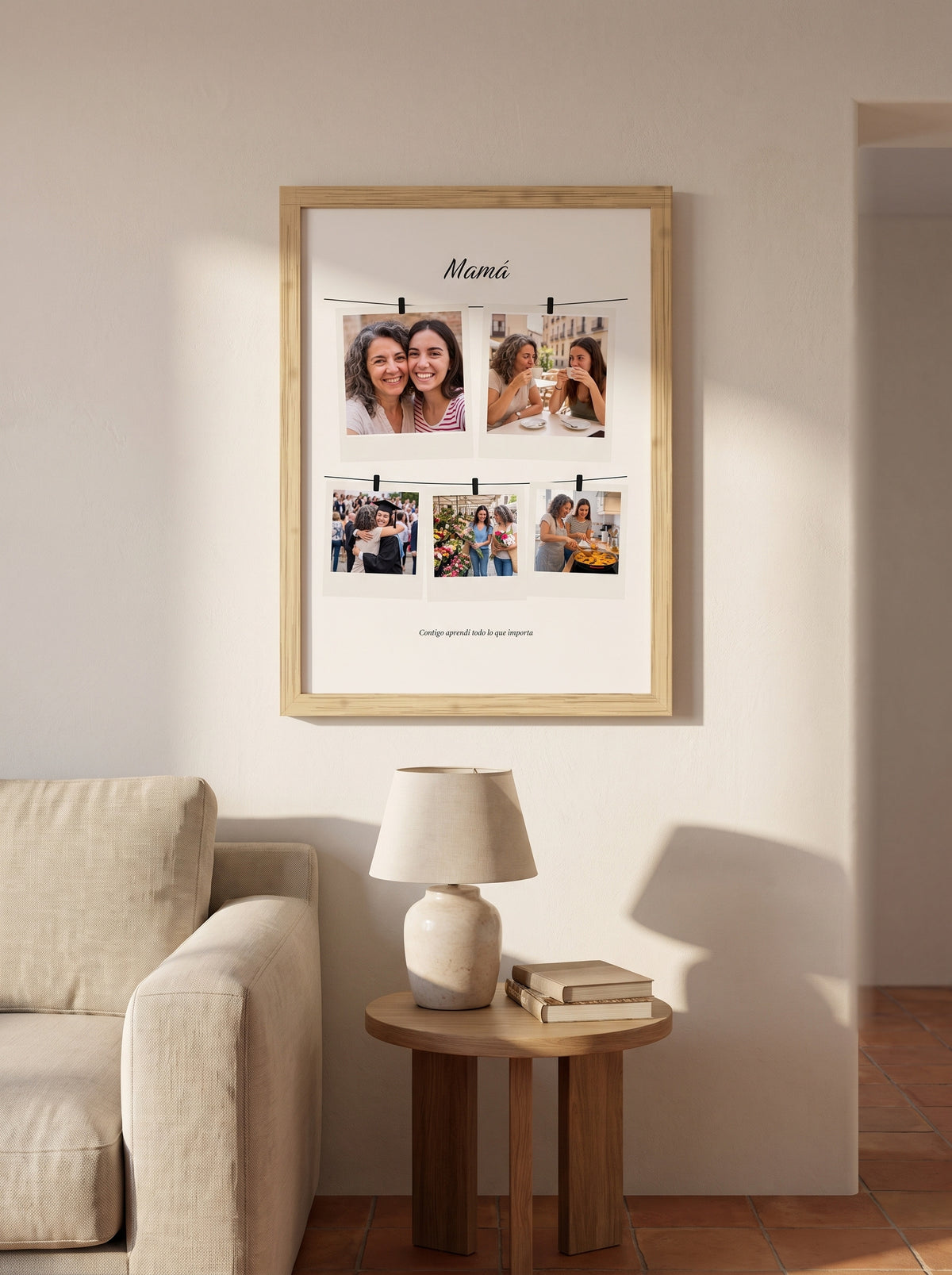 Cuadro collage de mamá personalizado (Mamá · Contigo aprendí todo lo que importa) colgado en un salón, con marco de madera