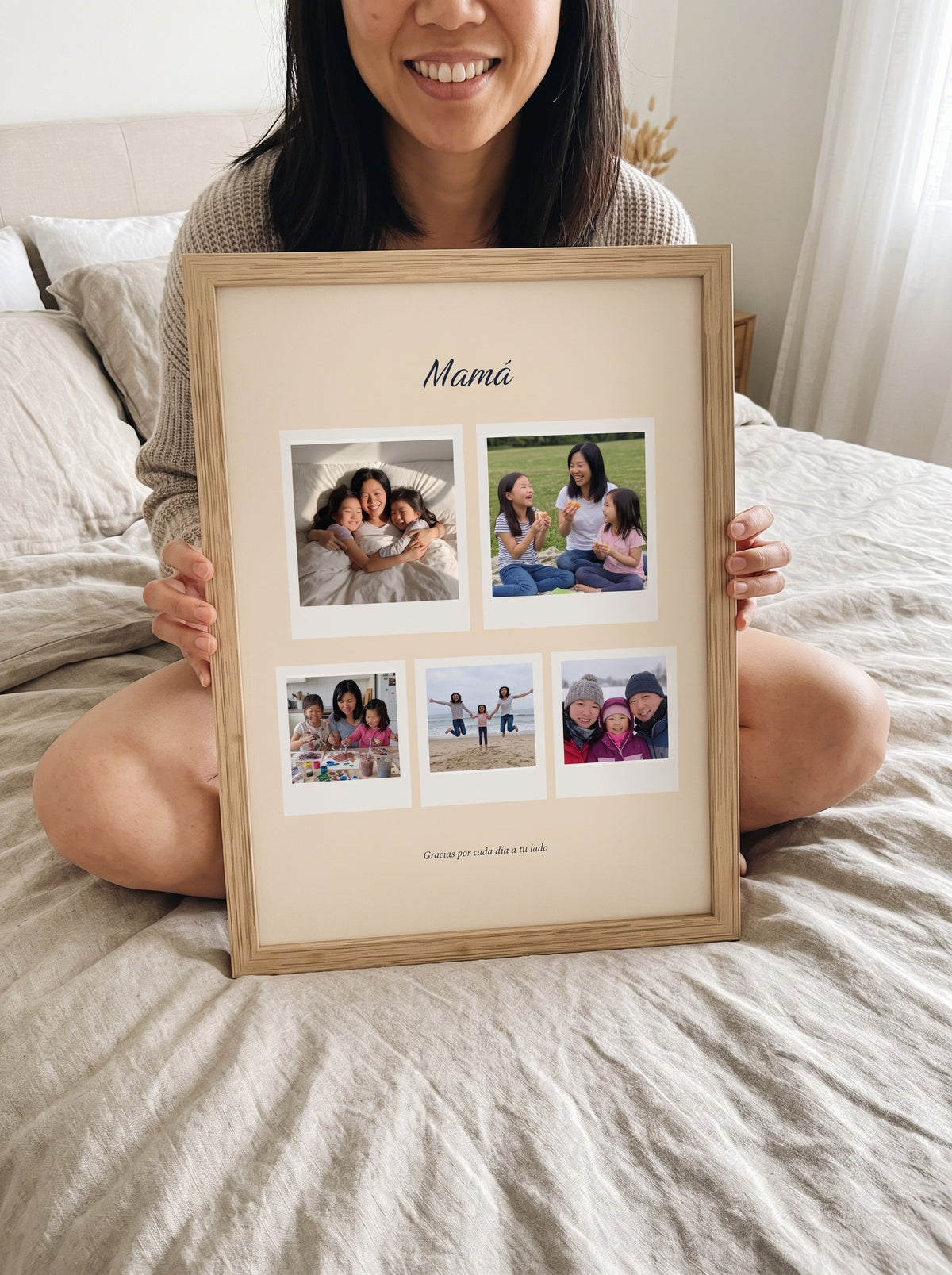 Cuadro collage de mamá personalizado (Mamá · Gracias por cada día a tu lado) sostenido entre las manos, con marco de madera