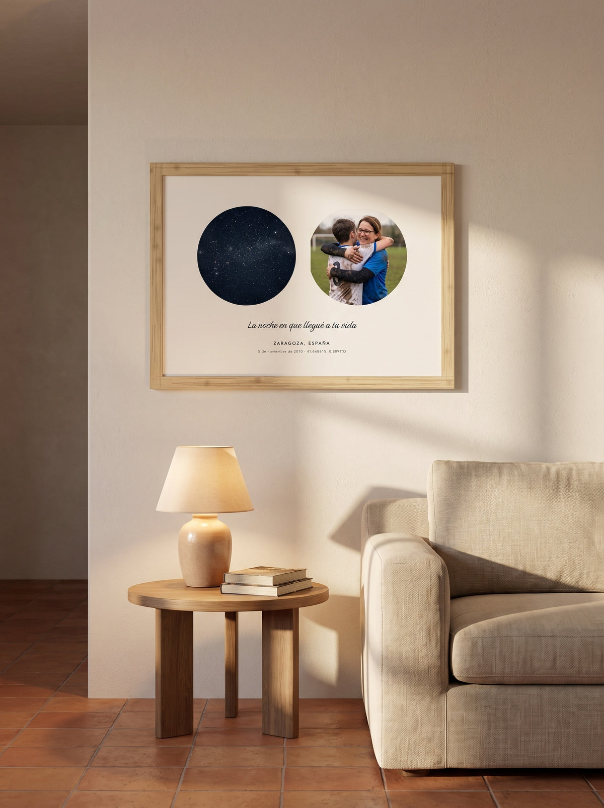 Cuadro El día que fuiste mamá con el cielo personalizado (La noche en que llegué a tu vida · ZARAGOZA, ESPAÑA) colgado en un salón, con marco de madera