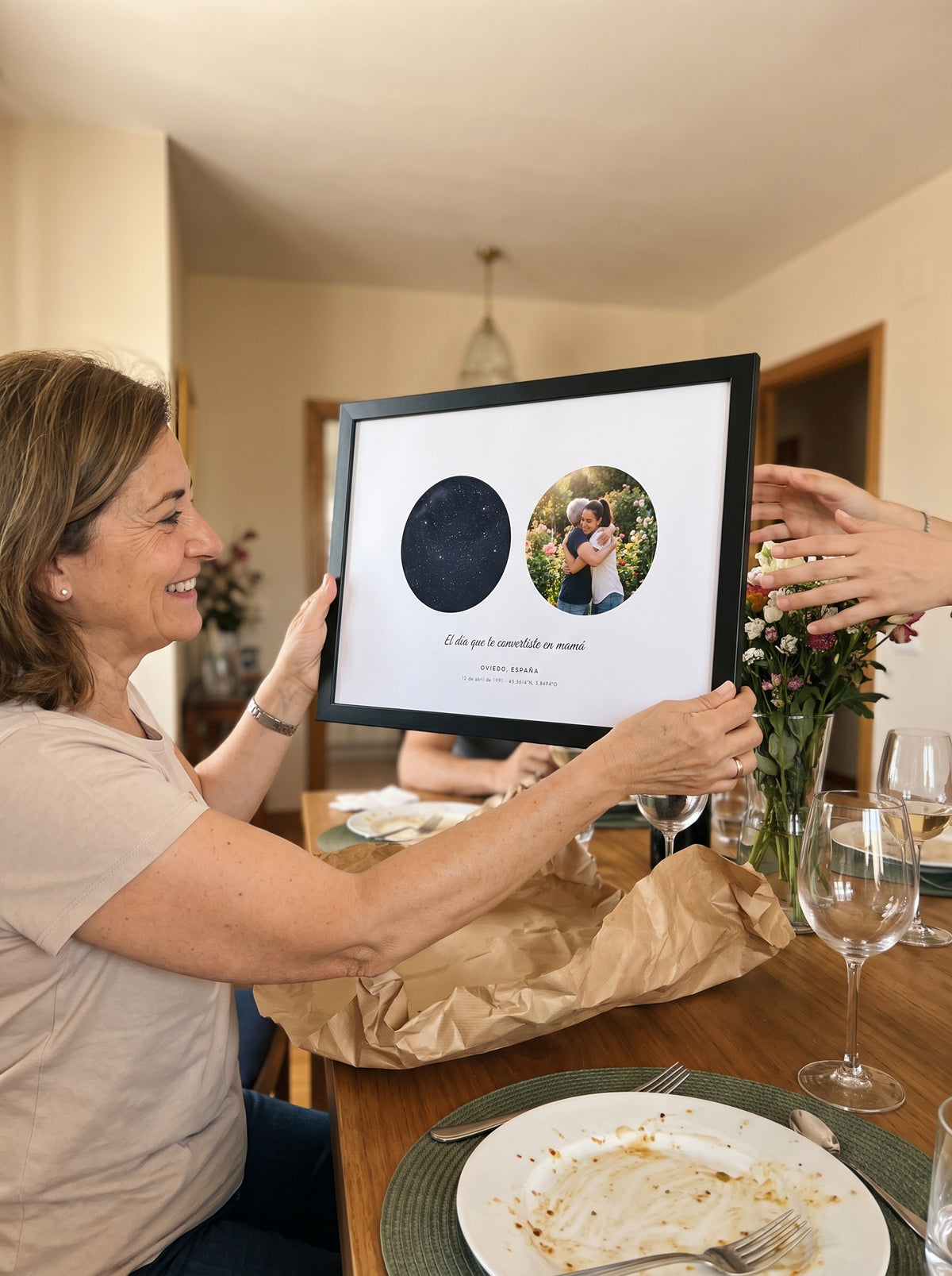 Cuadro El día que fuiste mamá con el cielo personalizado (El día que te convertiste en mamá · OVIEDO, ESPAÑA) al abrirlo como regalo, con marco negro