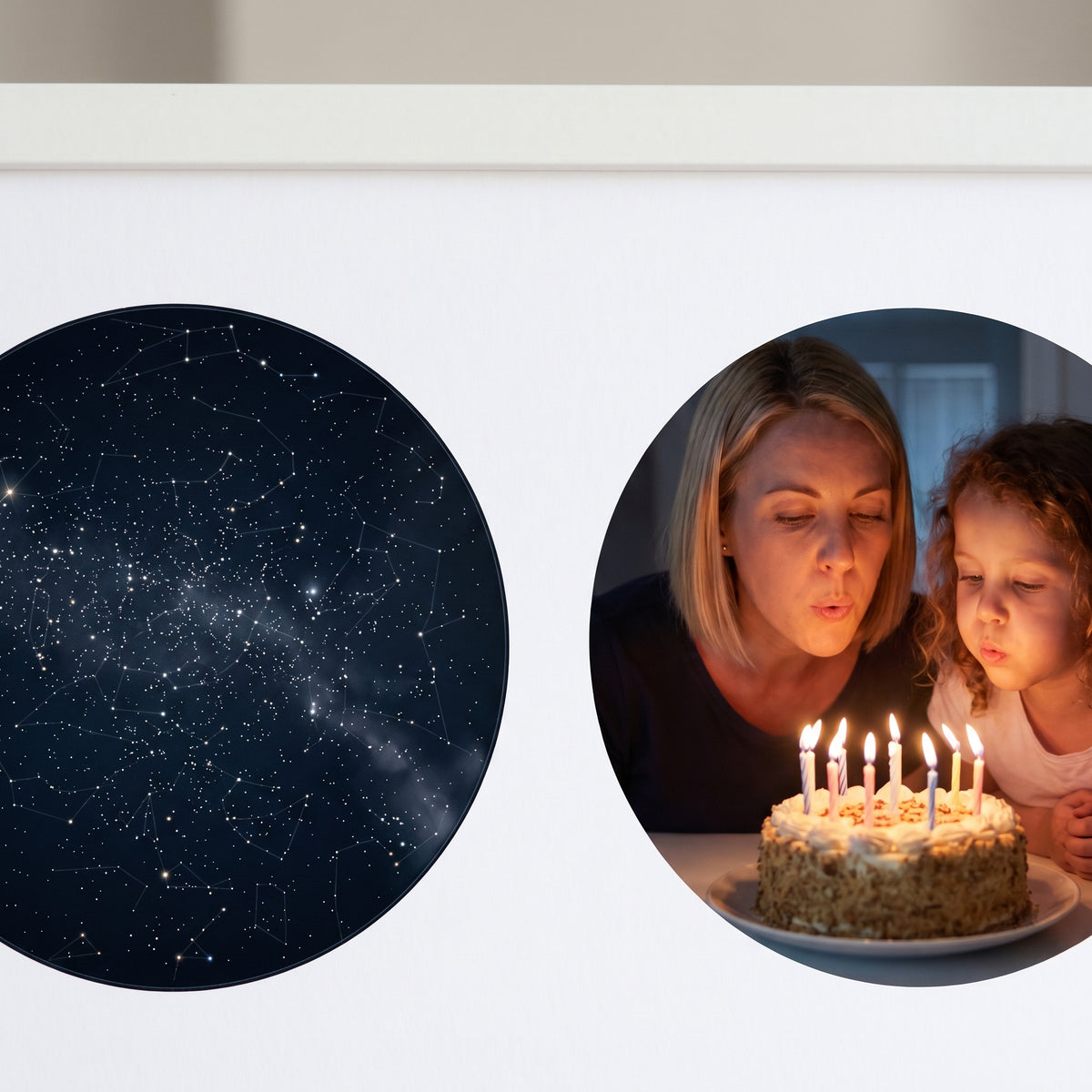 Detalle del mapa de estrellas y la foto de la madre con su hija, impresos en papel mate